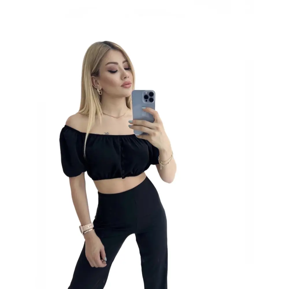 Γυναικείο σετ παντελόνι με crop μπλούζα σε μαύρο χρώμα