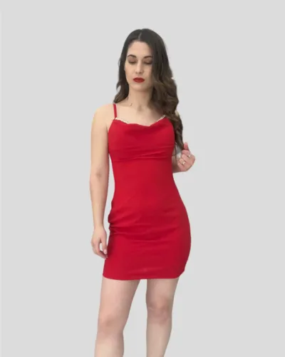 Κόκκινο φόρεμα με πέτρες στο μπροστινό μέρος