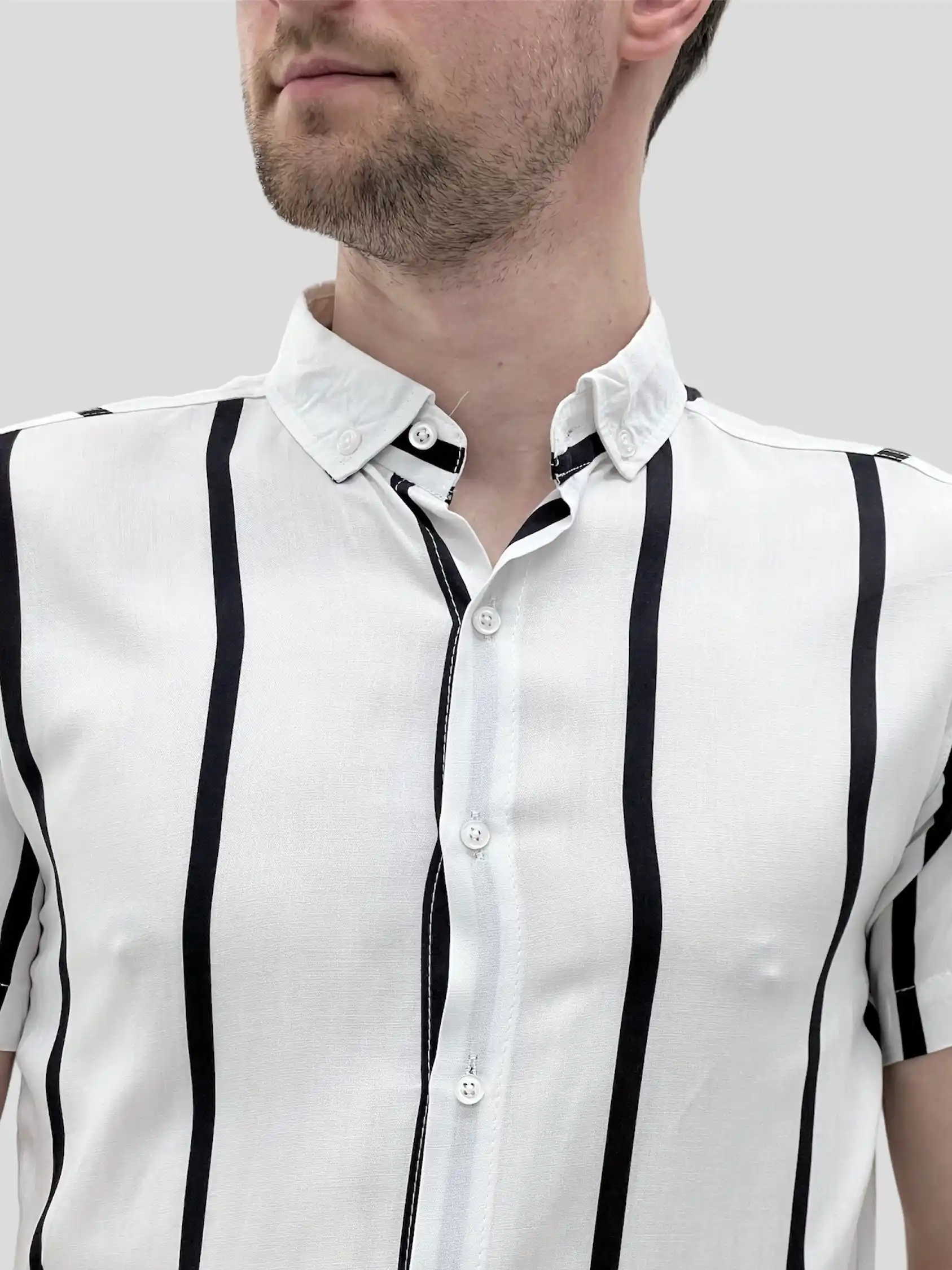 Αντρικό πουκάμισο κανονική γραμμή κοντομάνικο άσπρο με μαύρη ρίγα